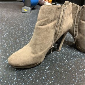 Nine & Co JJQuinn taupe booties size 9